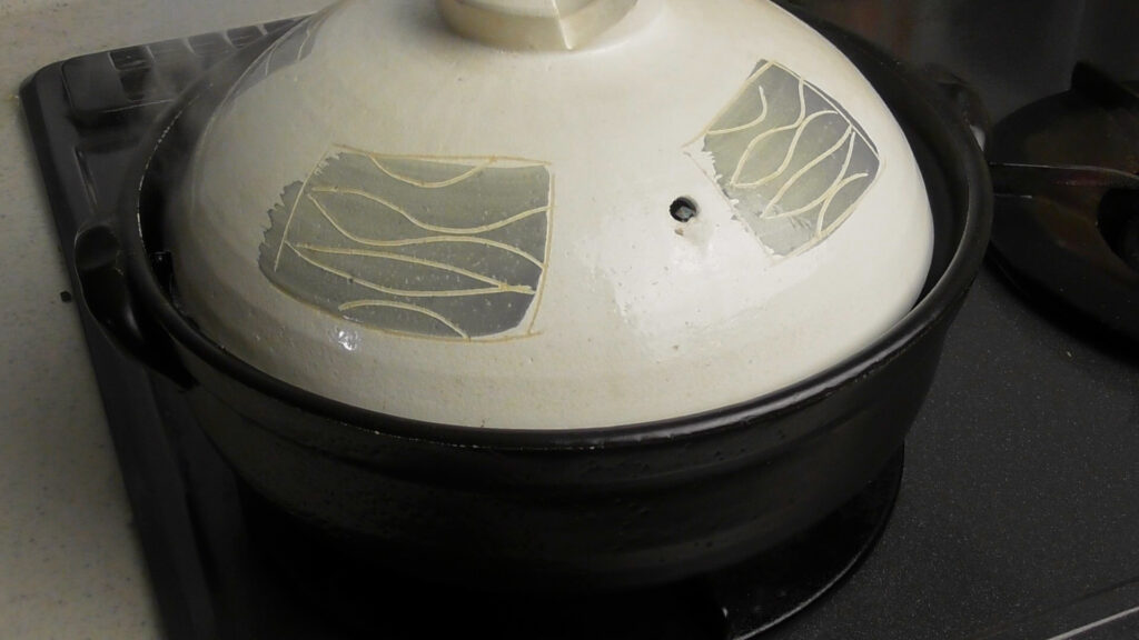 土鍋で米を炊く