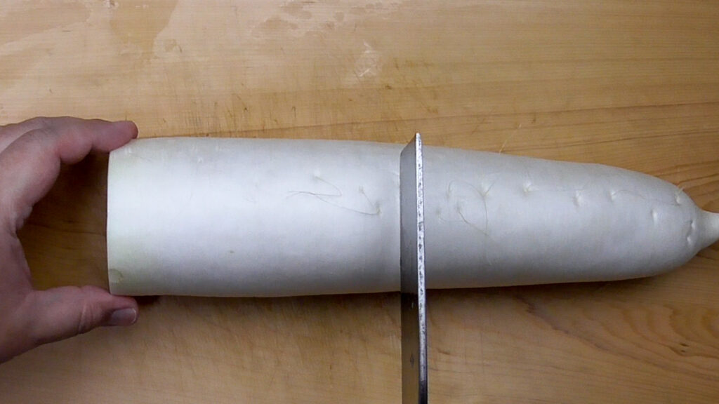 Cut daikon radish into appropriate lengths.