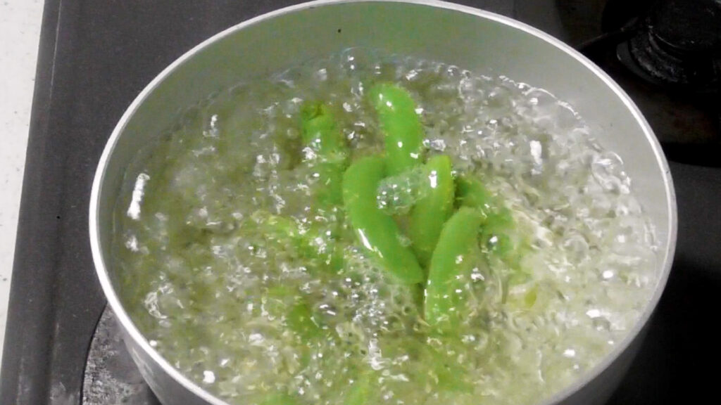 Boiled snap peas