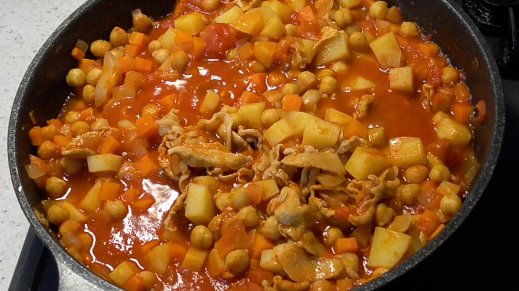 トマトビーンズ煮詰める