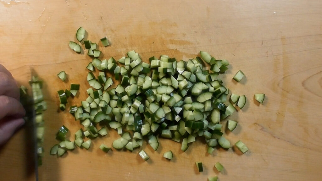 野菜を細かく刻む
