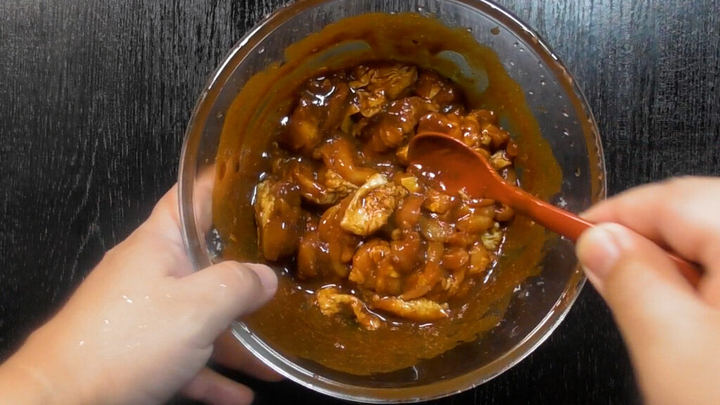 カットした鶏肉を漬ける
