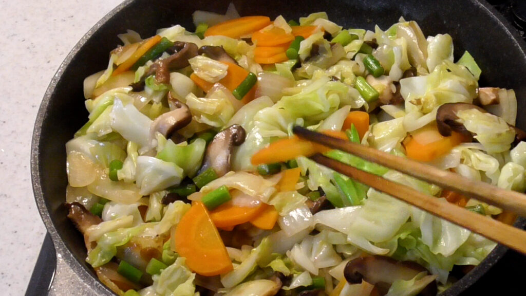 野菜を炒める